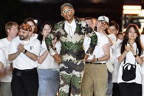 pharrell williams Lv by the pool